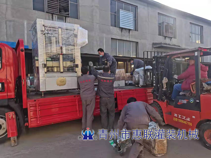 整套油類灌裝設備生產線發(fā)往臨沂
